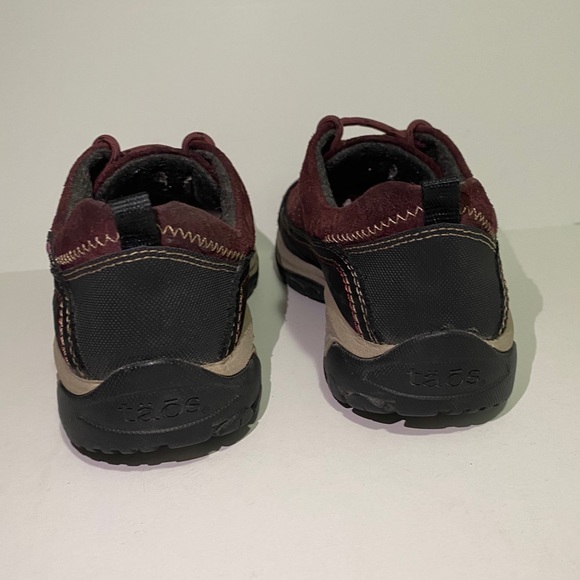 Taos Motion Embossed Suede Hiking Maroon Shoes - Picture 5 of 5